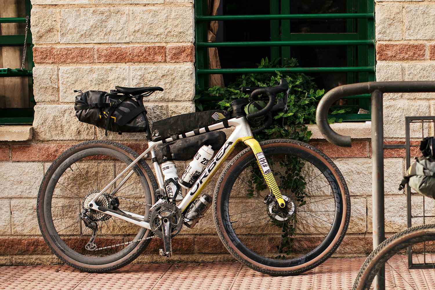 APIDURA - RACING LONG TOP TUBE PACK 2L