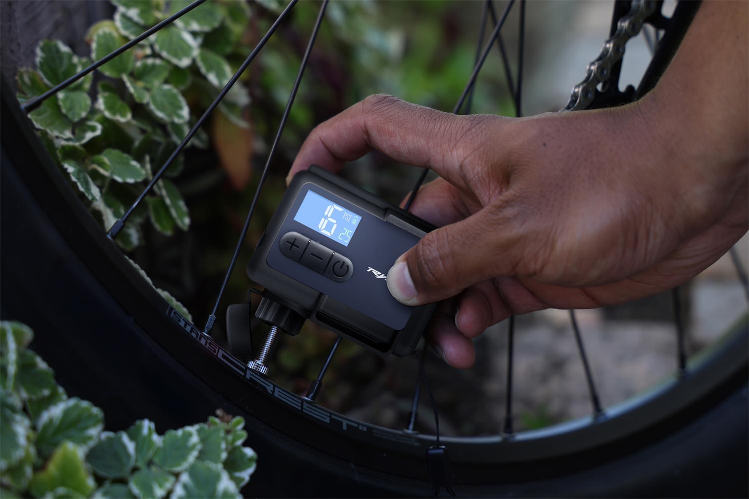 RYDER E-FLOW BIKE PUMP W/DIGI PRESSURE GAUGE