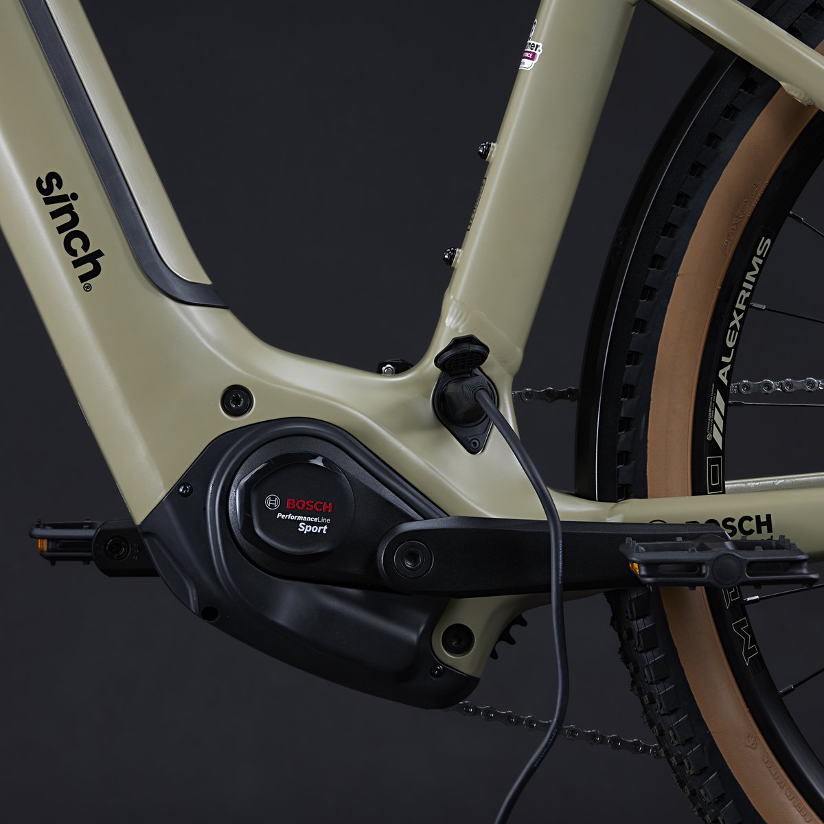 Sinch Mode AT 4 2027 – Summit Stone – battery and charging detail 1